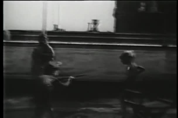 1930 年代の屋上 ニューヨーク市 水で遊んでいる子供たち — ストック動画