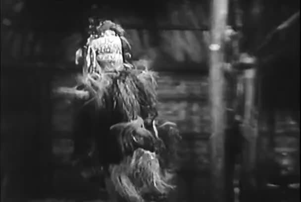 Nemotorný Šaman Masce Pták Leze Ven Baráku Roku 1950 — Stock video