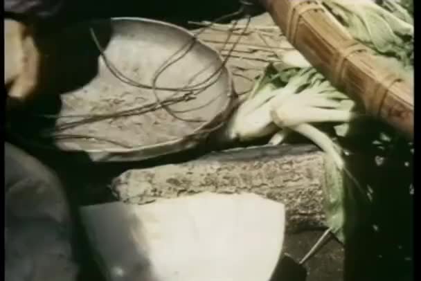 Nahaufnahme Person Die Hand Legt Melone Auf Waage — Stockvideo