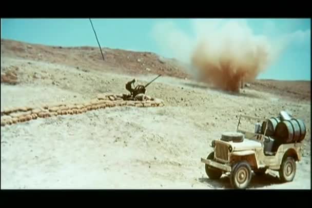 Dois Soldados Uma Trincheira Esquivando Explosão Nas Proximidades — Vídeo de Stock