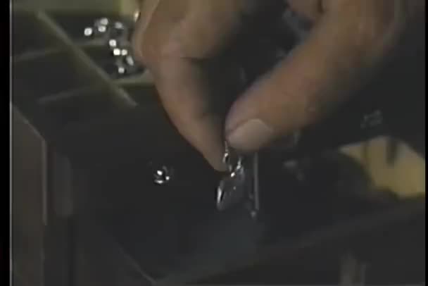 Крупный План Руки Забирающей Ожерелье Шкатулки Драгоценностями — стоковое видео