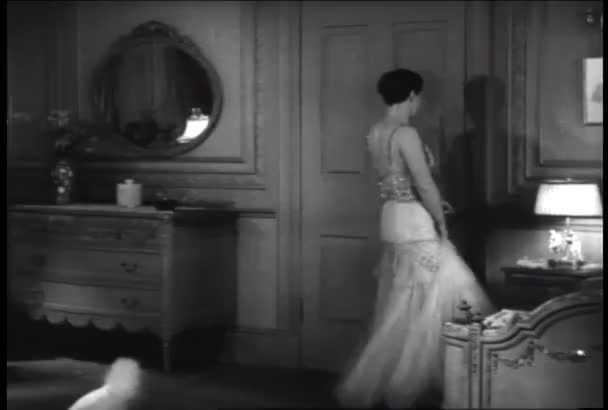 Kobieta Ubrana Wieczorowej Sukni Otwierając Drzwi Pozostawiając 1930 Roku — Wideo stockowe