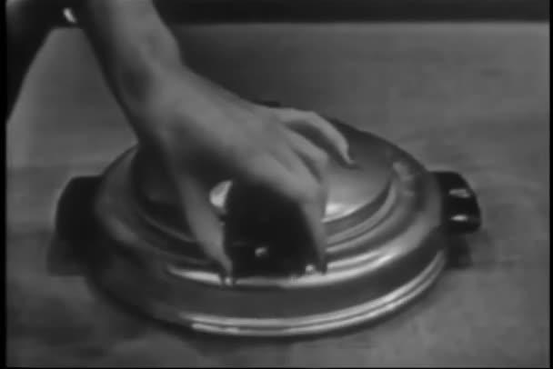 Açılış Kapanış Vintage Waffle Maker Kadın Close — Stok video