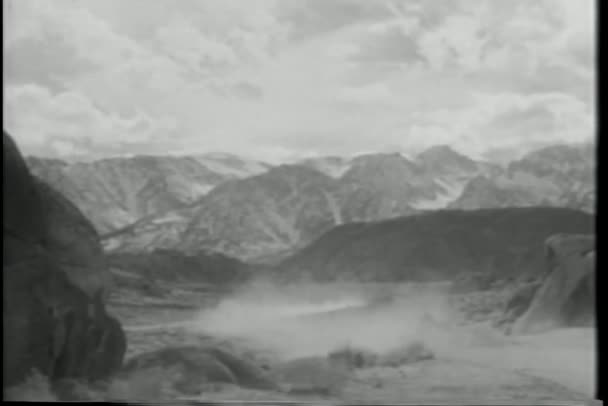 Vaqueros Tiro Ancho Caballo Través Cordillera — Vídeos de Stock