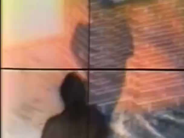 1970年代に建物に入るスナイパーのクロスハウスからの眺め — ストック動画