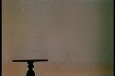 geniş çekim Bayan Martini cam masanın üzerine koyarak