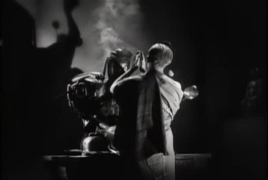 1930'larda rahip üzerinde sinsice Heykelin arkasında bıçaklı adam