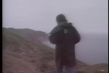 Dikiz tepe Yeni Zelanda sahil yolunda yürüyen adam