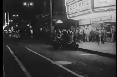 Motosiklet polis Tiyatrosu önünde bakış açısı shot