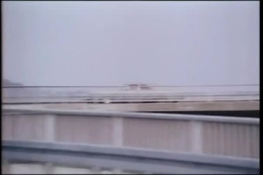 Arka planda otoyolda giden iki araba.