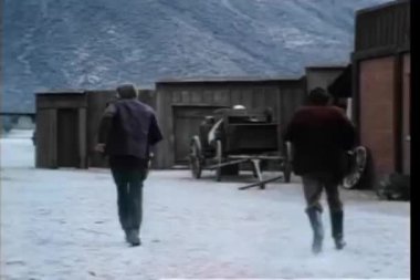 Dikiz silah sesleri çalışan iki kovboy