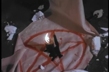 Arka planda kötü güçler tarafından tahrip edilen sığınak, kapat