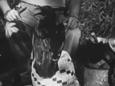 Sepetteki maymun siyah kuşu korkutup kaçırıyor, 1940 'larda.