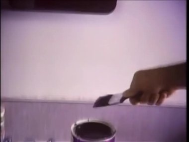 1980 'lerde banyo aynasını boyayla boyayan kişi.