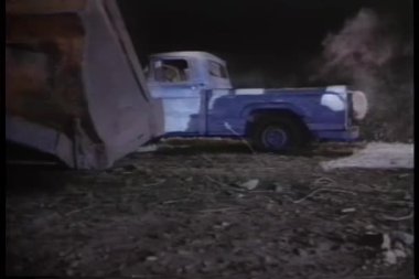 Geceleri kamyon tepeden aşağıya devrilmesi buldozer