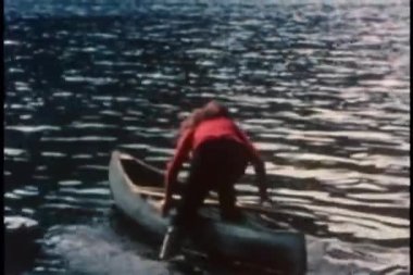 Dikiz kadın göl teknede satır içine alma