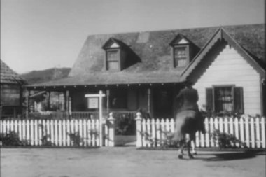 Atını kaldırma ve 1940'larda eve doğru yürüyen adam