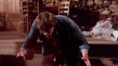 Yavaş çekim lodge düşme tabancalı adam