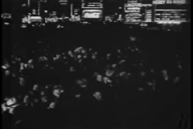 Yılbaşı arifesinde, 1930'larda kutlayan kalabalığı