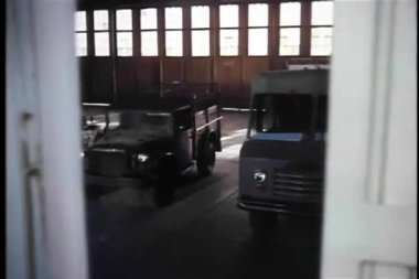 askeri jeep garage doğru acele adam arka görünüm