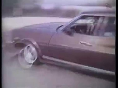 1970 'li yıllarda otoyola dökülen araba.