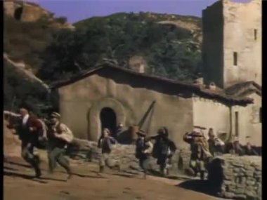 Öfkeli kasaba halkı, 1940a köprüsünün üzerinden geçerek caddede koşuyor.