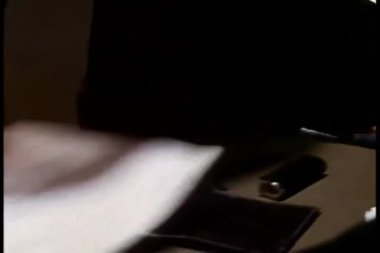 yakın çekim kadın Danışma bildiri ile karıştırmak