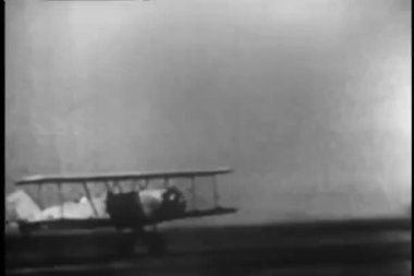 Çift kanatlı uçak kalkıyor, 1930 'ların görüntüleri.