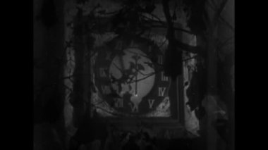 Close-up dalları geceleri üfleme arkasında kule saati