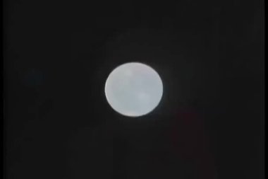 Gece gökyüzüne karşı dolunaya yakınlaş
