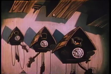 animasyonlu guguklu saatler için en büyük en küçük gelen duvarda düzenlenmiştir