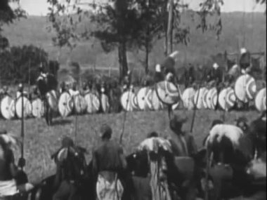 Afrikalı erkekler 1940 'larda savaş dansı yapıyor.