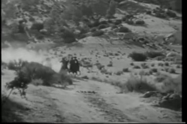 vahşi bir kovalamak sırtında geniş shot kovboyların 