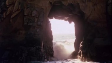 Kayaların arasından akan su dalgaları