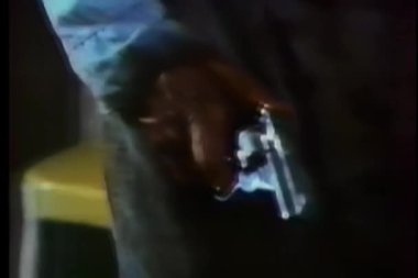 Elle doğrultulan silah, klasik görüntüler. 