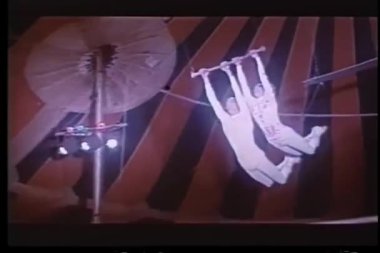 dört trapez sanatçının havada çubuklarını değiştirme