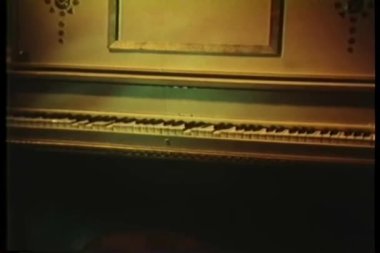 kendileri tarafından oynarken piyano tuşları için yakınlaştırın