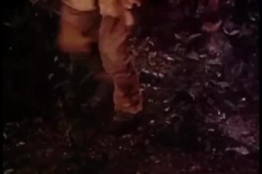 Ormanın içinden çalışan bacaklar Close-Up