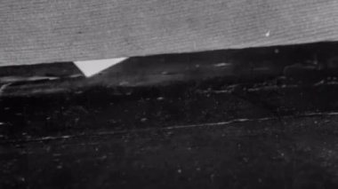 Kapının altından kayıp anne hitaben zarf Close-Up