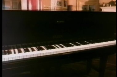 Piyano 'nun kendi kendine çalarkenki klasik görüntüleri.