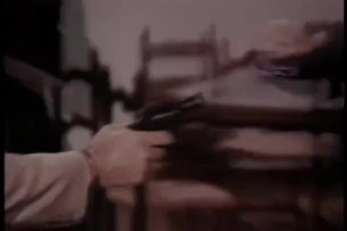 İki adamın silah için çırpınışlarının klasik görüntüleri.