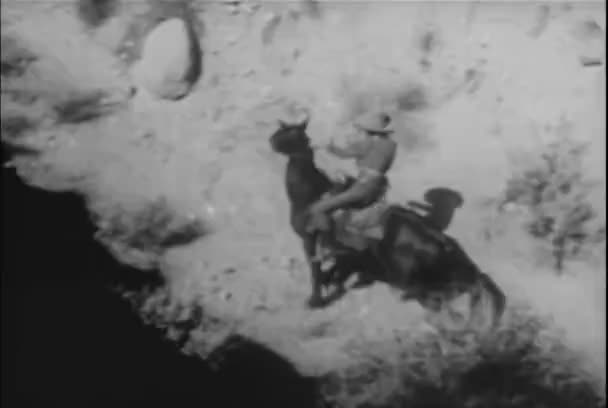 Visão Traseira Cowboy Galopando Cavalo Canyon 1930 — Vídeo de Stock