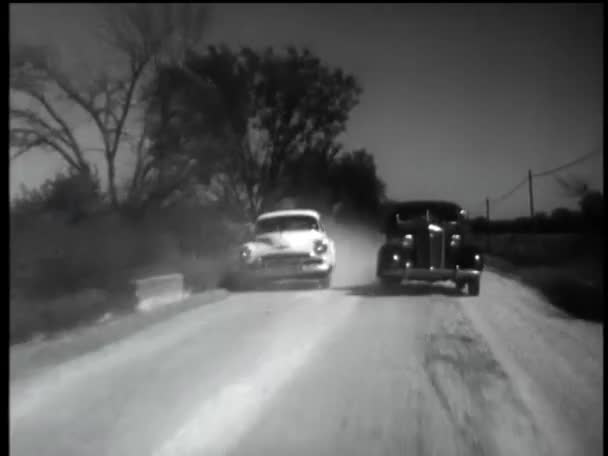1960 Larda Ülke Yolda Geçirmeye Çalışıyor Iki Vintage Arabalar — Stok video
