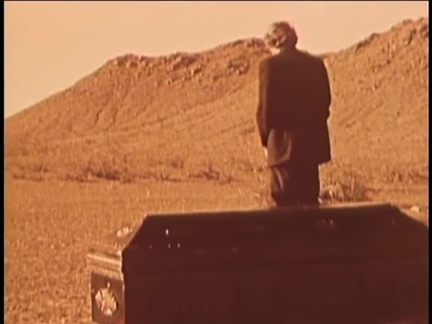 Rückansicht Eines Mannes Der Der Wüste Sarg Vorbeigeht 1970Er Jahre — Stockvideo