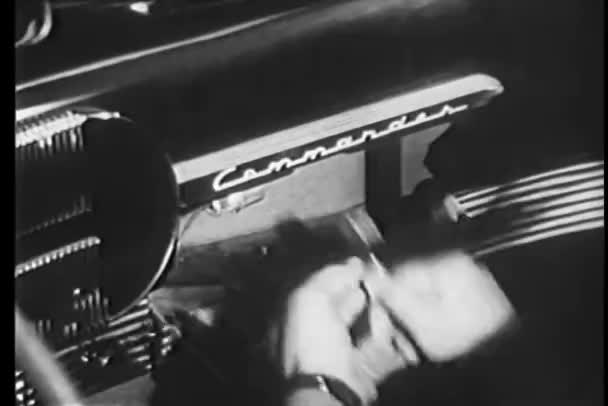Detailní Záběr Muže Skrývajícího Zbraň Přihrádce Velitele Studebakeru — Stock video