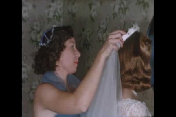 Подружка Невесты Помогает Невесте Свадебной Вуалью — стоковое видео