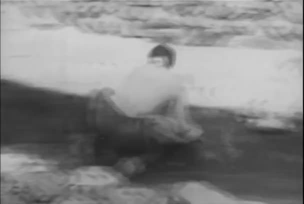 Cowboy Montando Uma Vala Drenagem Log 1930 — Vídeo de Stock
