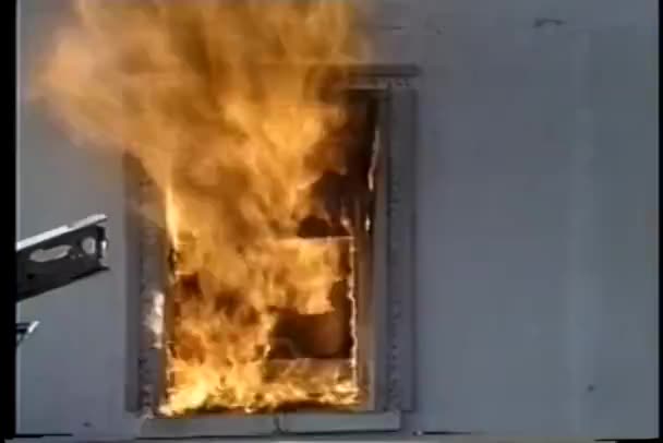 Feuer Auflodern Während Durch Fenster Wütet — Stockvideo