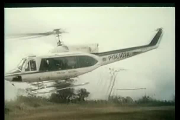 Latinskoamerické Policejní Vrtulník Vzlétl Údolí — Stock video