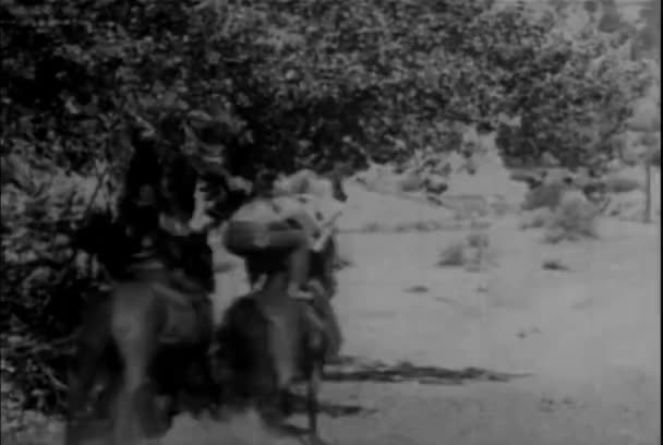 ツリー上でジャンプ駆ける馬から 1930 年代カウボーイ — ストック動画